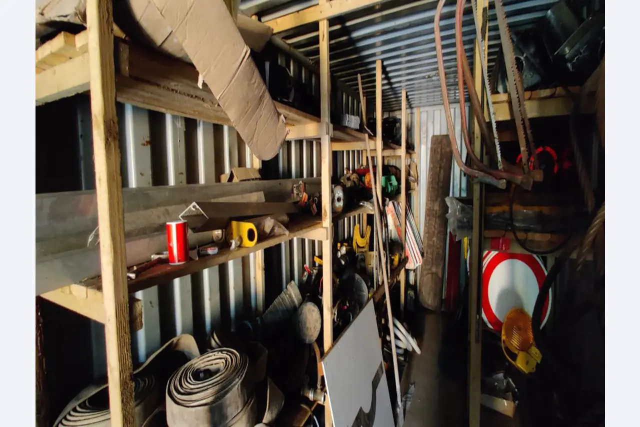 Vehículos de obra y construcción modernos y bien mantenidos y otros equipos mecánicos del sector de la ingeniería civil-7