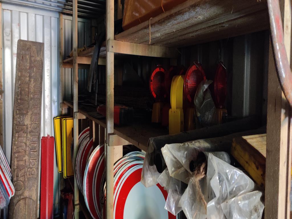 Veículos de construção e de estaleiro modernos e bem conservados e outros equipamentos mecânicos do sector da engenharia civil-8