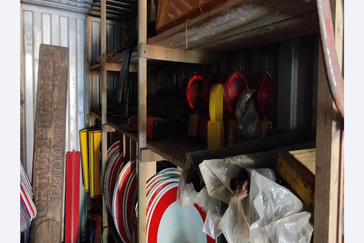 Vehículos de obra y construcción modernos y bien mantenidos y otros equipos mecánicos del sector de la ingeniería civil-8