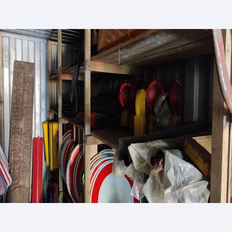 Vehículos de obra y construcción modernos y bien mantenidos y otros equipos mecánicos del sector de la ingeniería civil-8