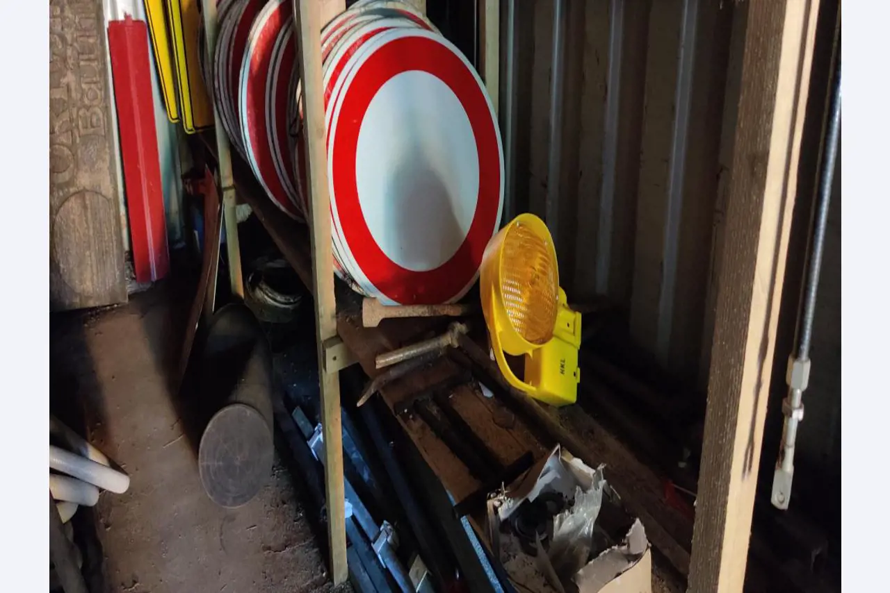 Vehículos de obra y construcción modernos y bien mantenidos y otros equipos mecánicos del sector de la ingeniería civil-9