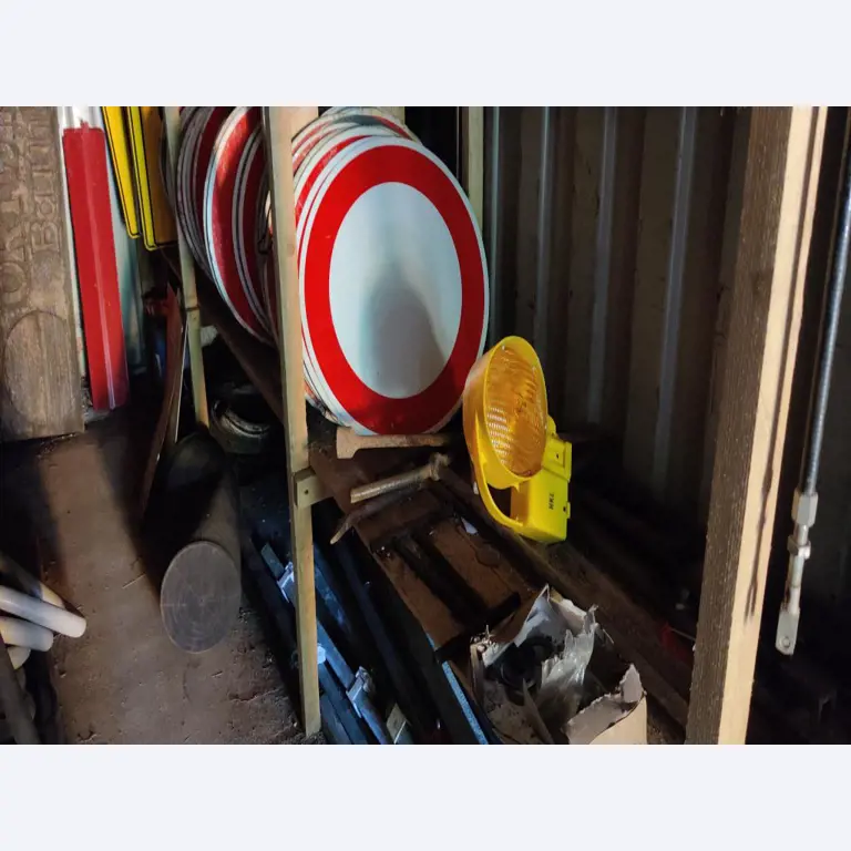 Vehículos de obra y construcción modernos y bien mantenidos y otros equipos mecánicos del sector de la ingeniería civil-9