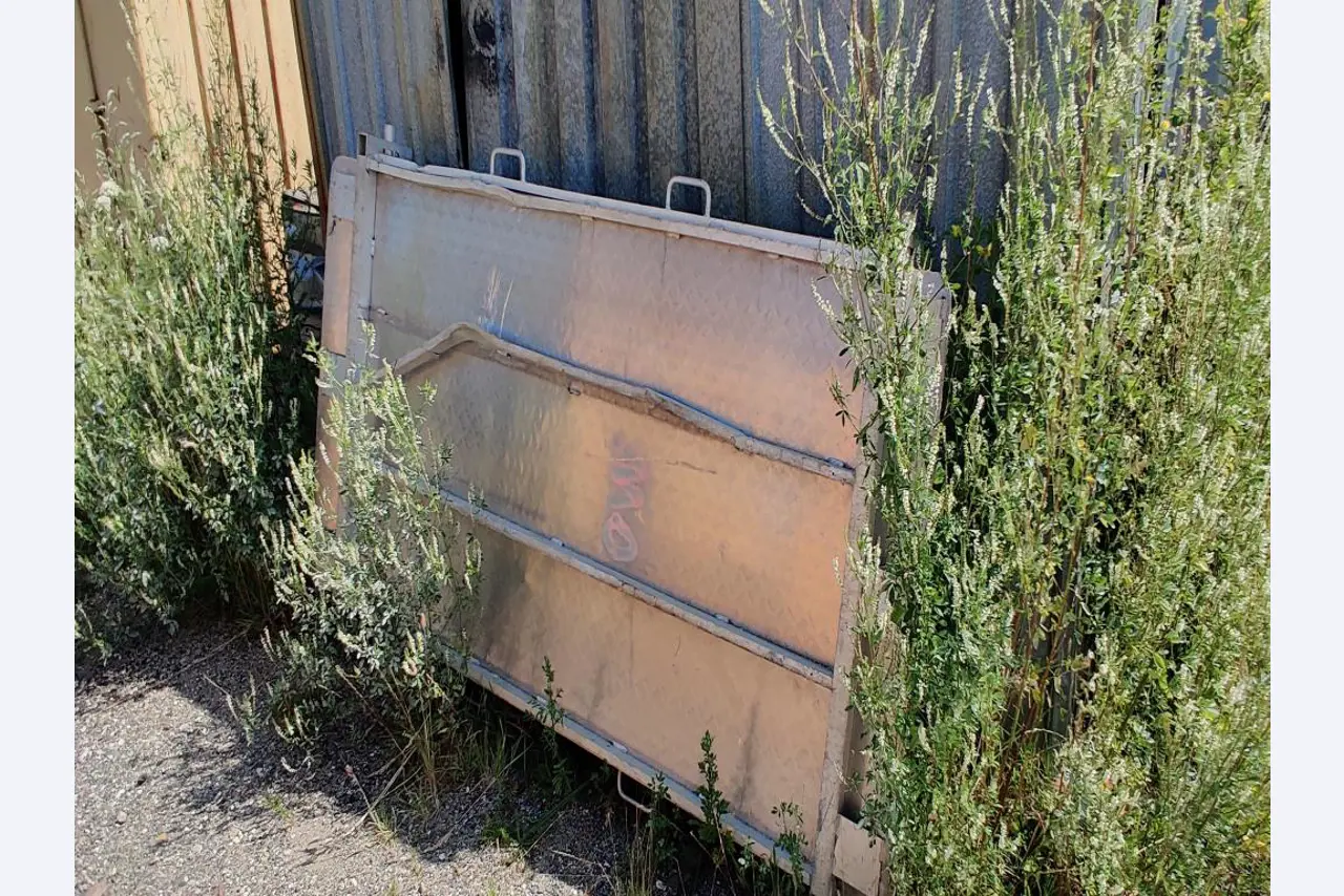 Vehículos de obra y construcción modernos y bien mantenidos y otros equipos mecánicos del sector de la ingeniería civil-1