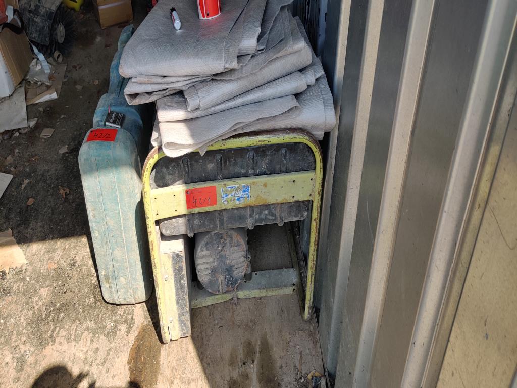 Moderní, dobře udržovaná stavební a staveništní vozidla a další strojní zařízení z oblasti stavebnictví.-1