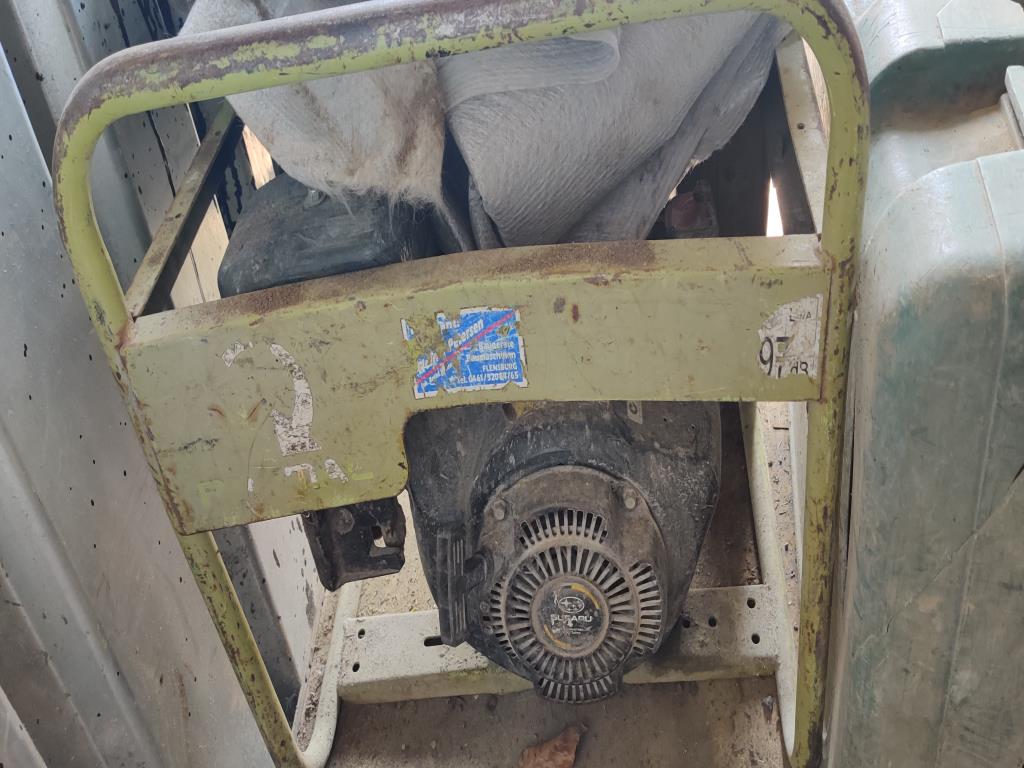 Moderní, dobře udržovaná stavební a staveništní vozidla a další strojní zařízení z oblasti stavebnictví.-2