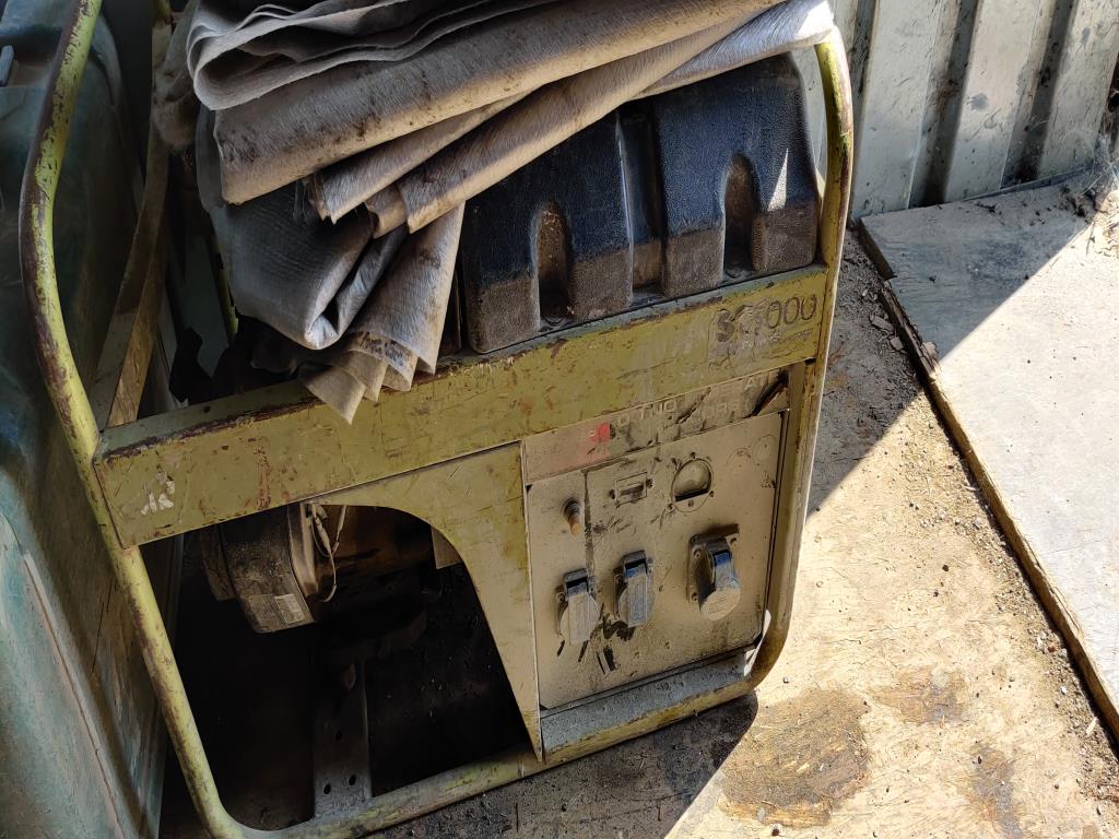 Moderní, dobře udržovaná stavební a staveništní vozidla a další strojní zařízení z oblasti stavebnictví.-3