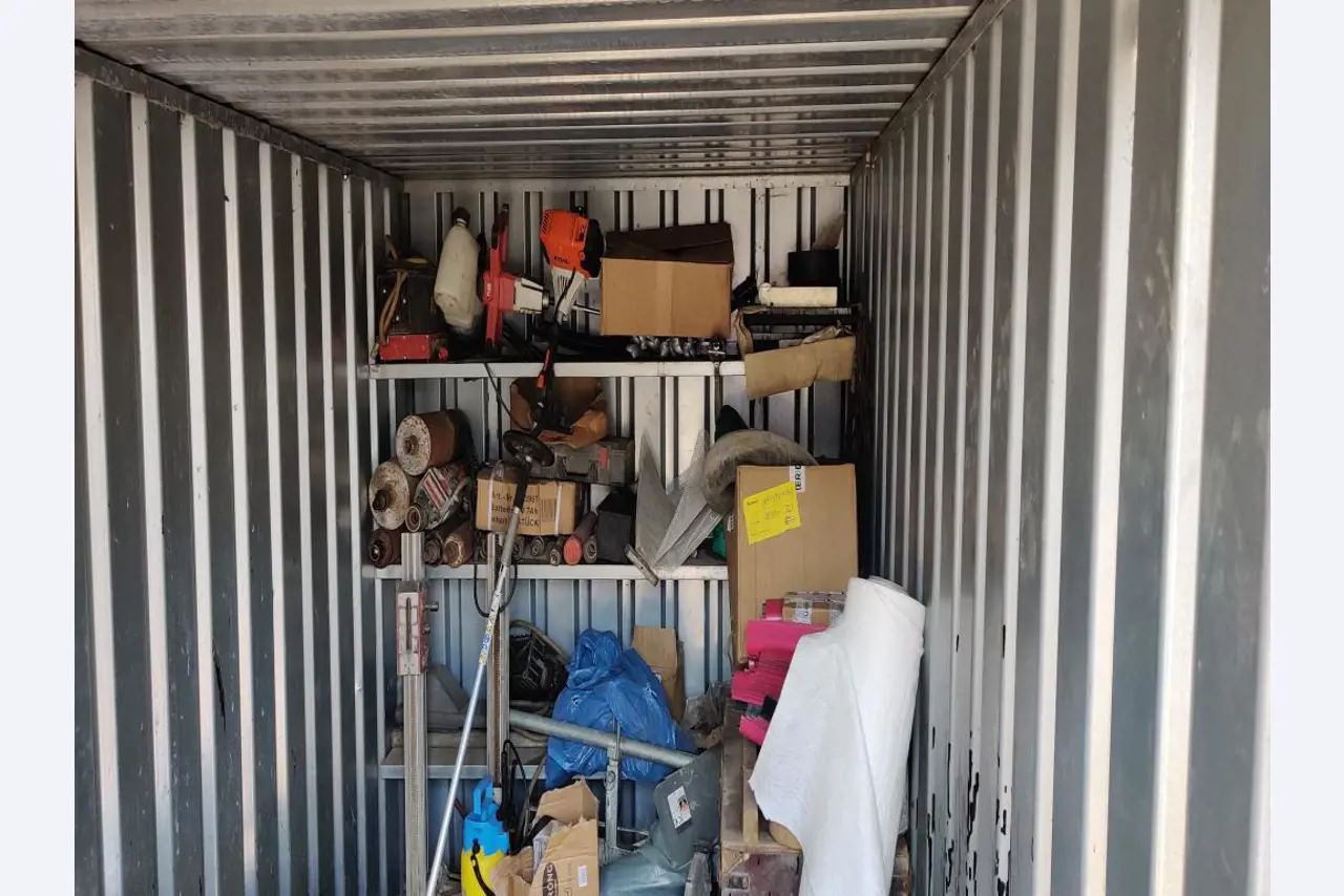 Vehículos de obra y construcción modernos y bien mantenidos y otros equipos mecánicos del sector de la ingeniería civil-1