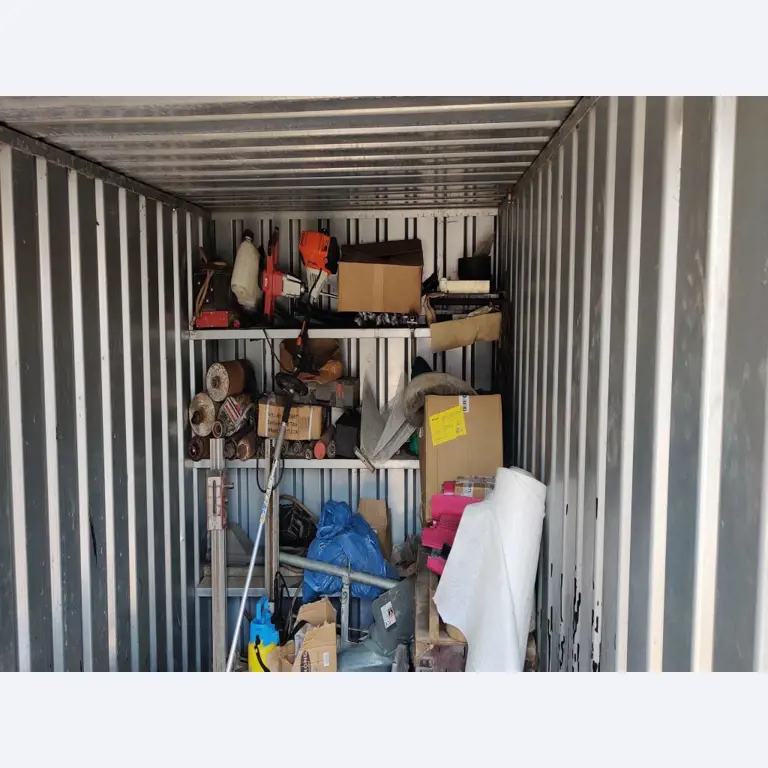 Vehículos de obra y construcción modernos y bien mantenidos y otros equipos mecánicos del sector de la ingeniería civil-1