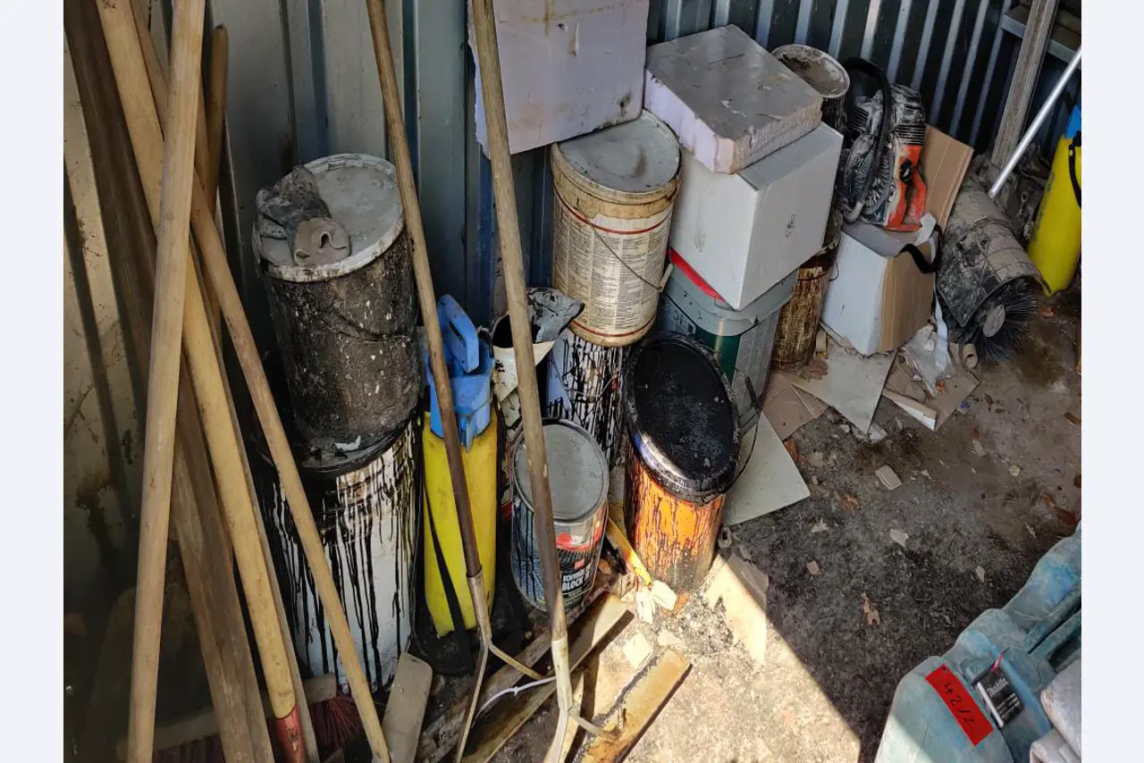 Vehículos de obra y construcción modernos y bien mantenidos y otros equipos mecánicos del sector de la ingeniería civil-2