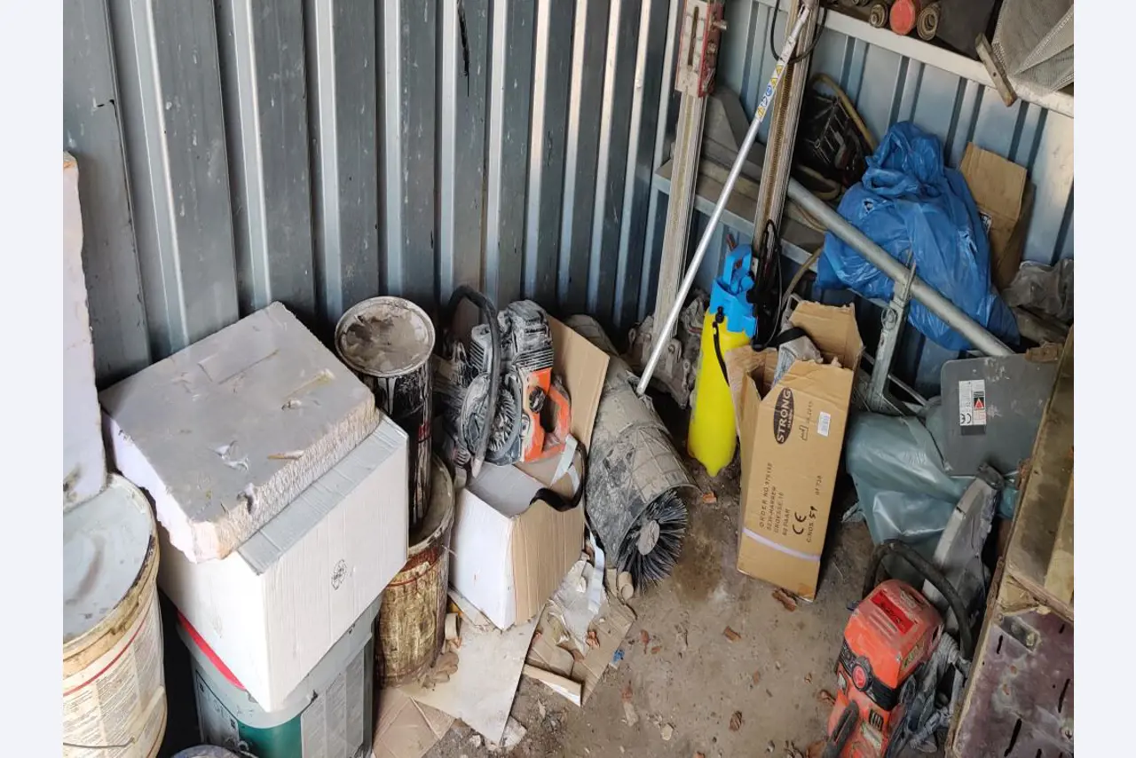 Vehículos de obra y construcción modernos y bien mantenidos y otros equipos mecánicos del sector de la ingeniería civil-3