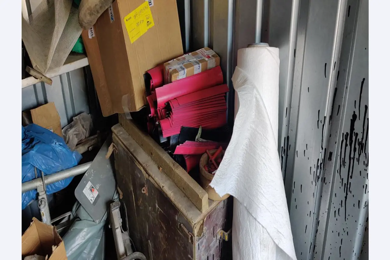 Vehículos de obra y construcción modernos y bien mantenidos y otros equipos mecánicos del sector de la ingeniería civil-4