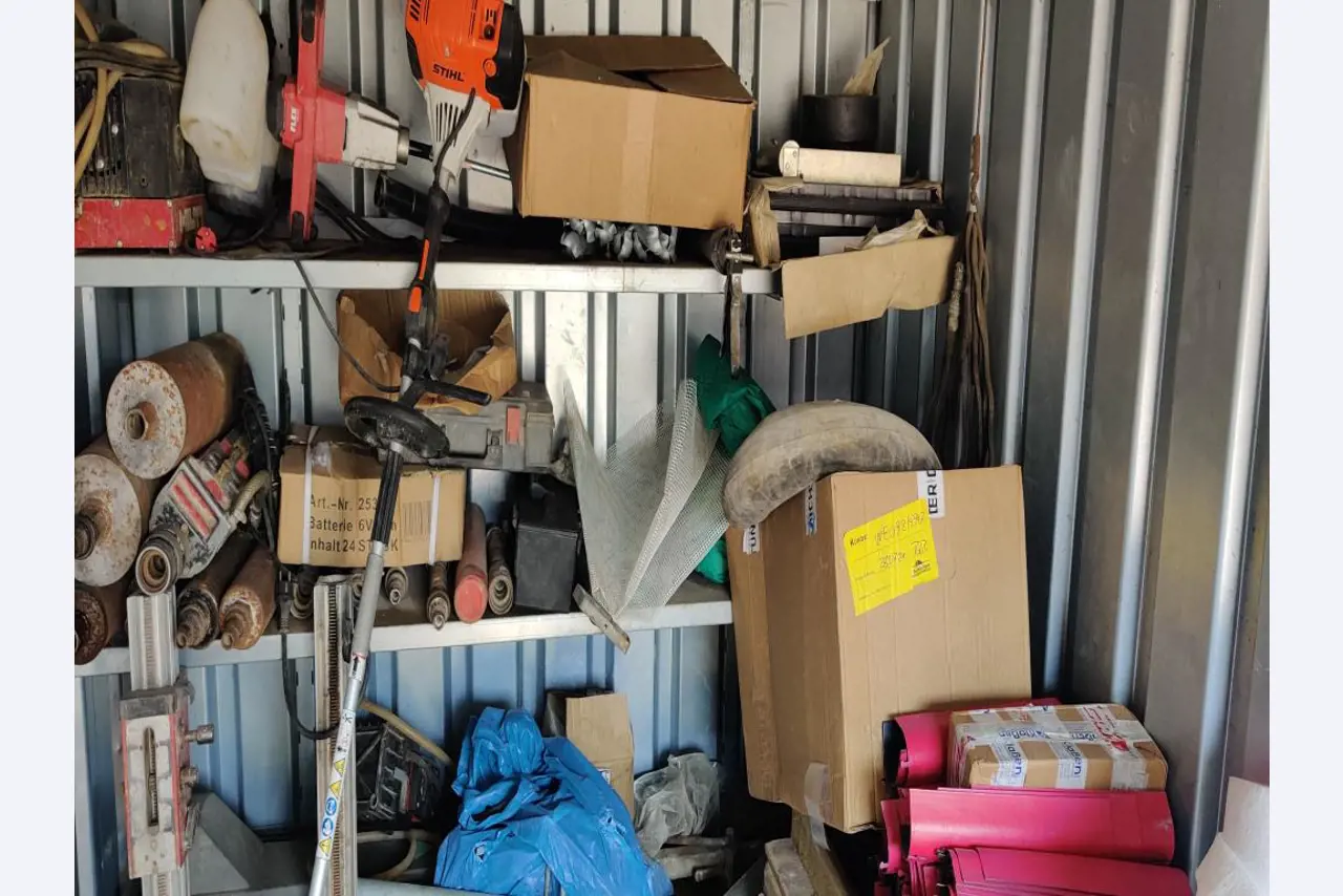 Vehículos de obra y construcción modernos y bien mantenidos y otros equipos mecánicos del sector de la ingeniería civil-5