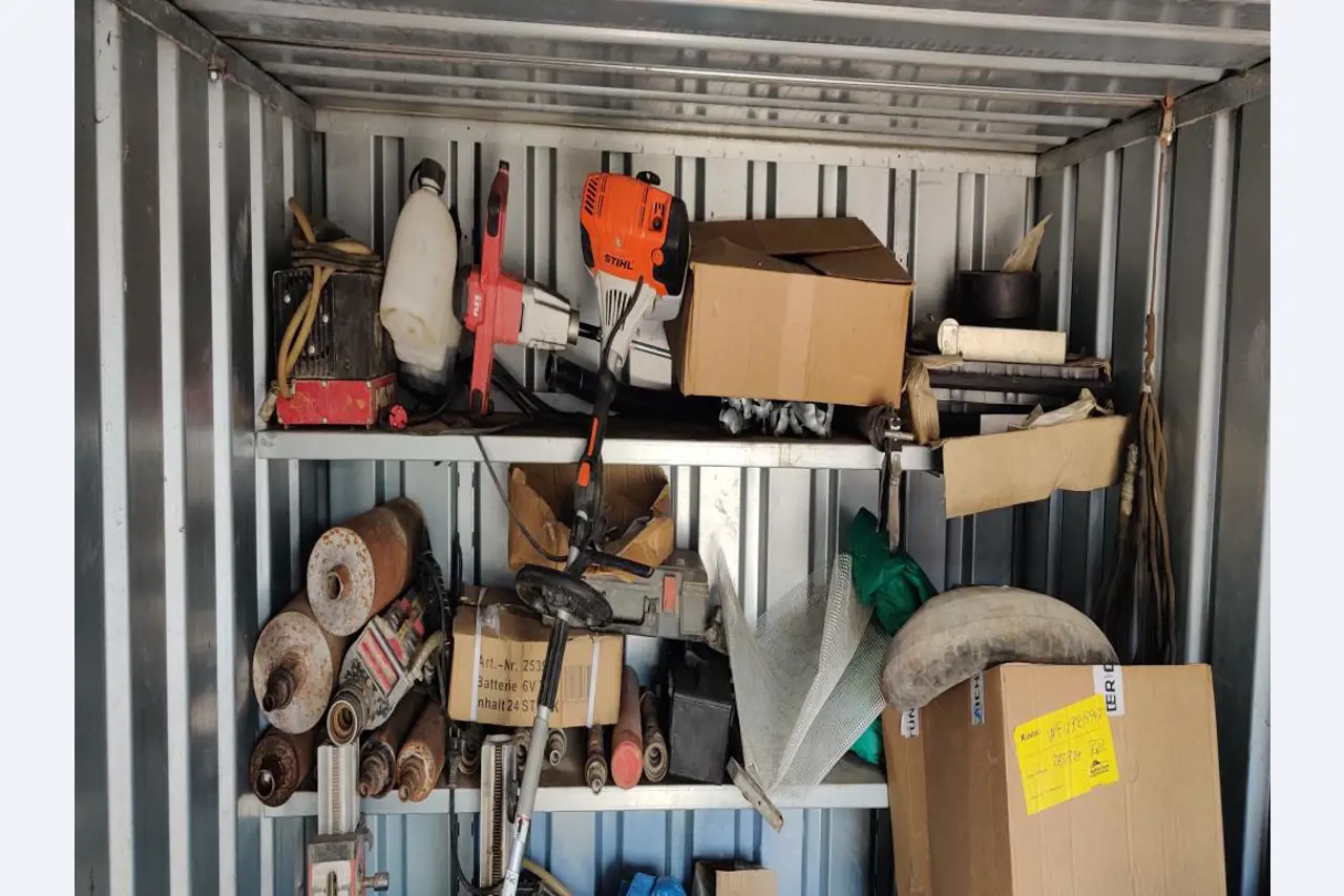 Vehículos de obra y construcción modernos y bien mantenidos y otros equipos mecánicos del sector de la ingeniería civil-6