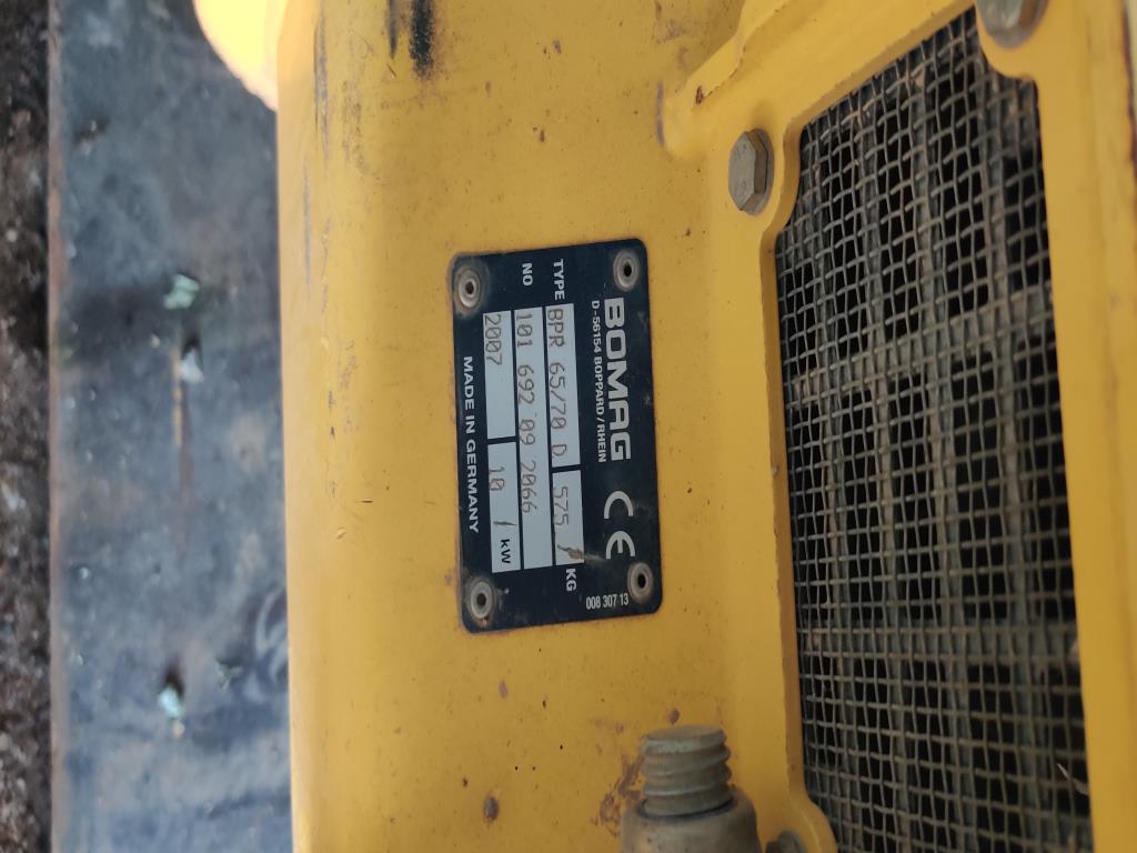 Vehículos de obra y construcción modernos y bien mantenidos y otros equipos mecánicos del sector de la ingeniería civil-2