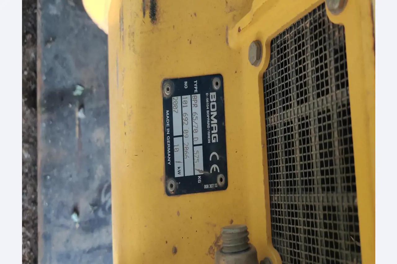 Moderne, goed onderhouden bouwvoertuigen en andere mechanische apparatuur uit de weg- en waterbouwsector-2