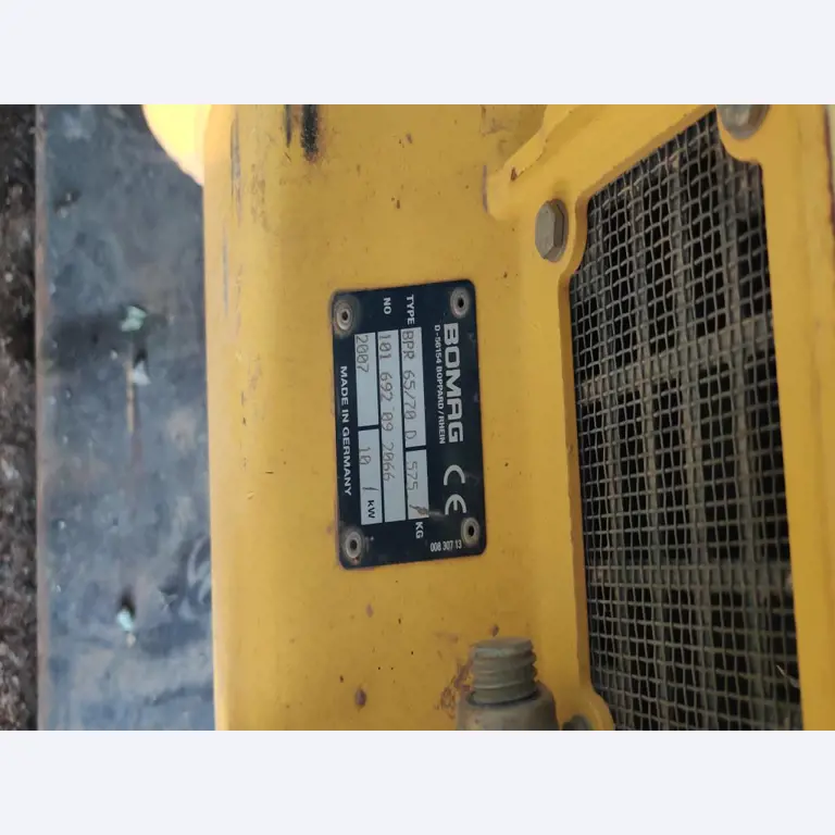 Moderne, goed onderhouden bouwvoertuigen en andere mechanische apparatuur uit de weg- en waterbouwsector-2