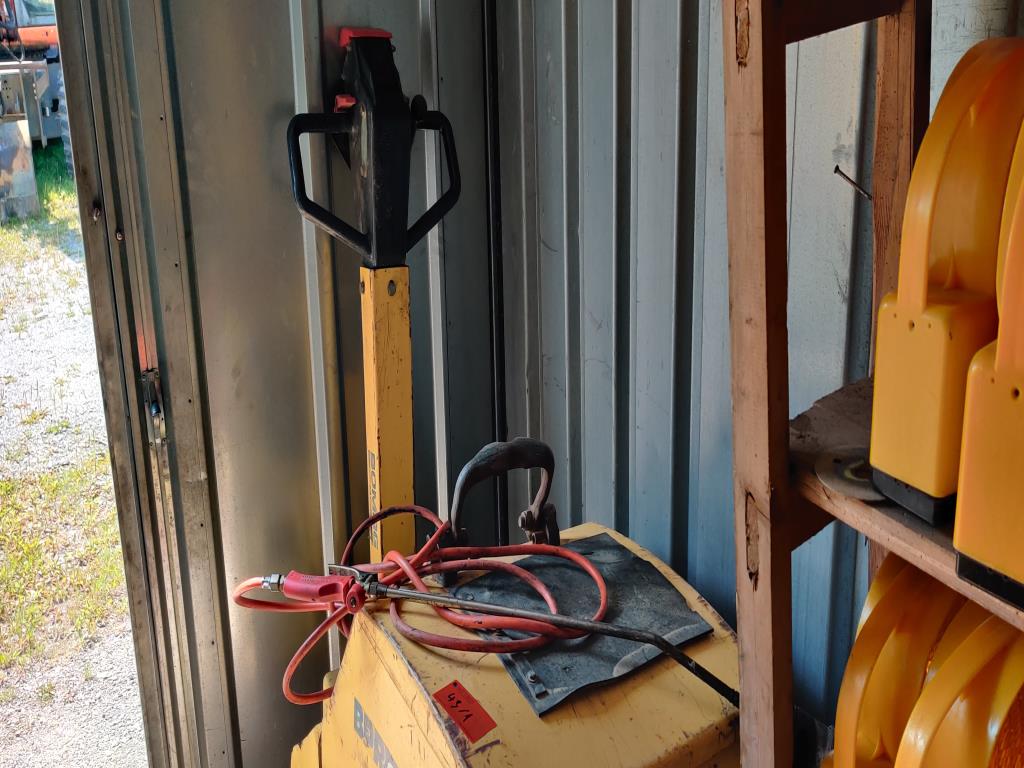 Vehículos de obra y construcción modernos y bien mantenidos y otros equipos mecánicos del sector de la ingeniería civil-3