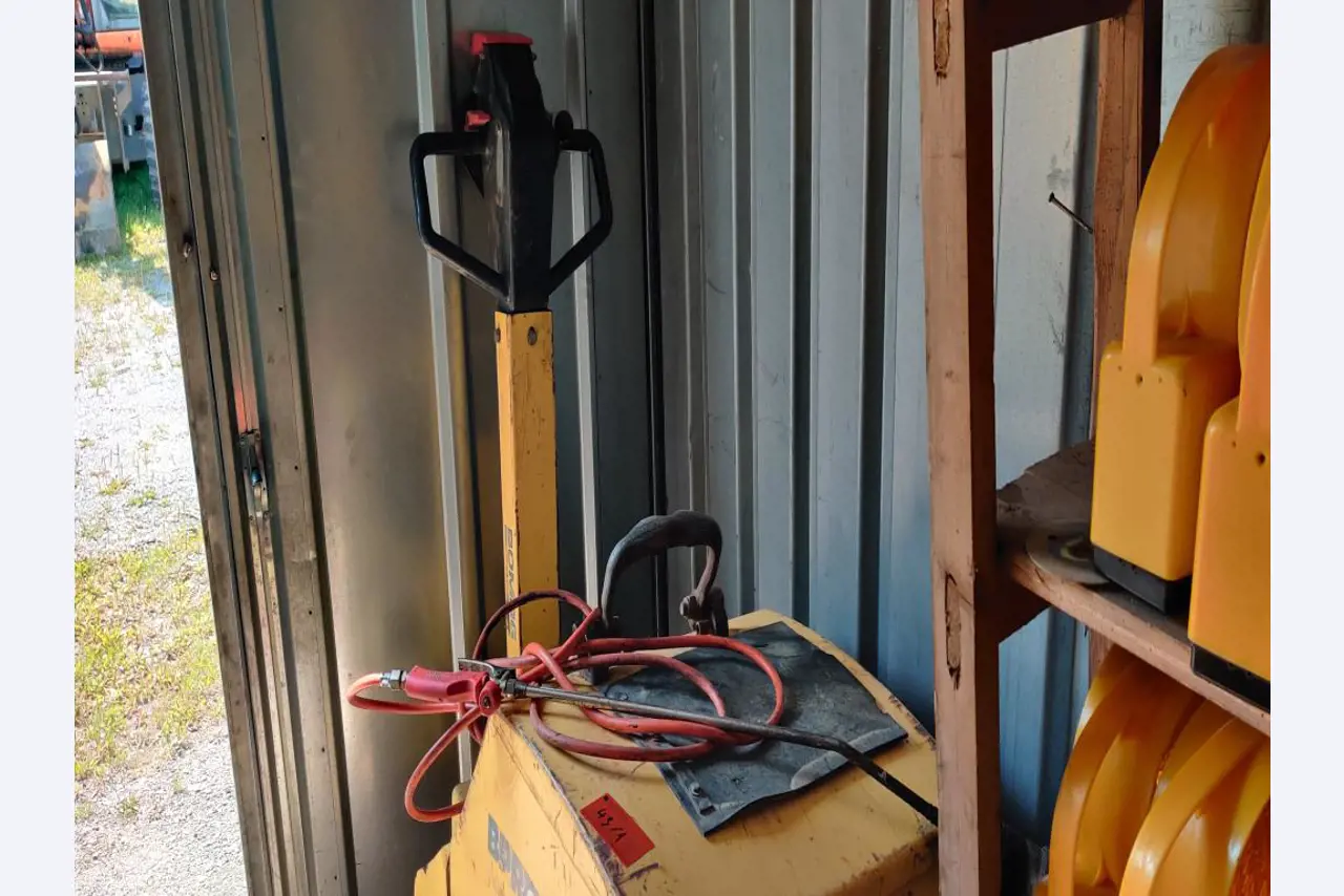 Moderne, goed onderhouden bouwvoertuigen en andere mechanische apparatuur uit de weg- en waterbouwsector-3