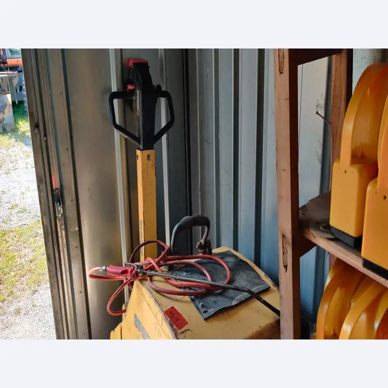 Moderne, goed onderhouden bouwvoertuigen en andere mechanische apparatuur uit de weg- en waterbouwsector-3