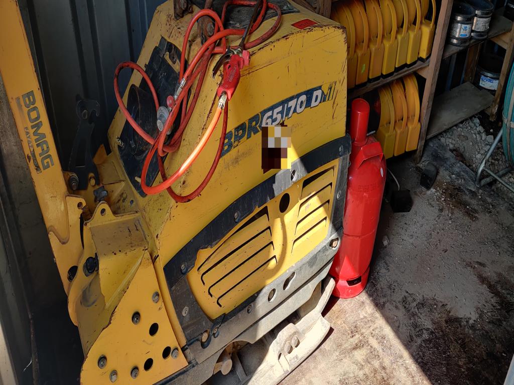 Vehículos de obra y construcción modernos y bien mantenidos y otros equipos mecánicos del sector de la ingeniería civil-4