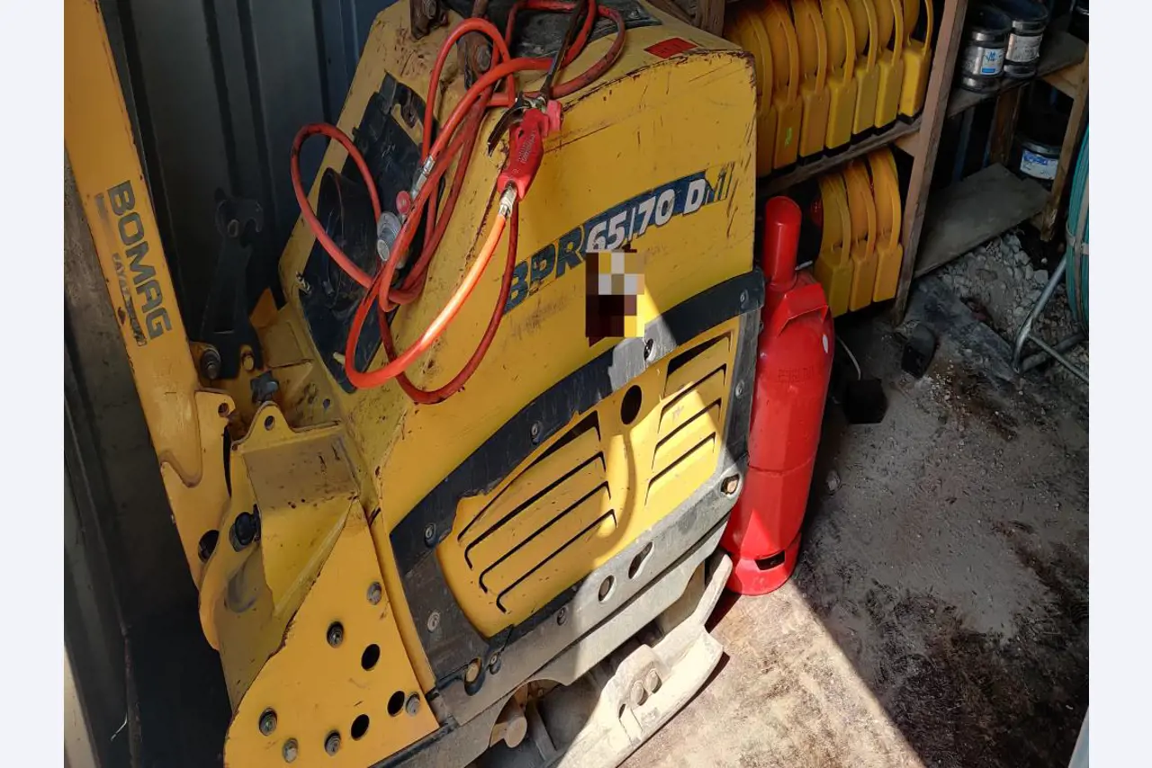 Moderne, goed onderhouden bouwvoertuigen en andere mechanische apparatuur uit de weg- en waterbouwsector-4