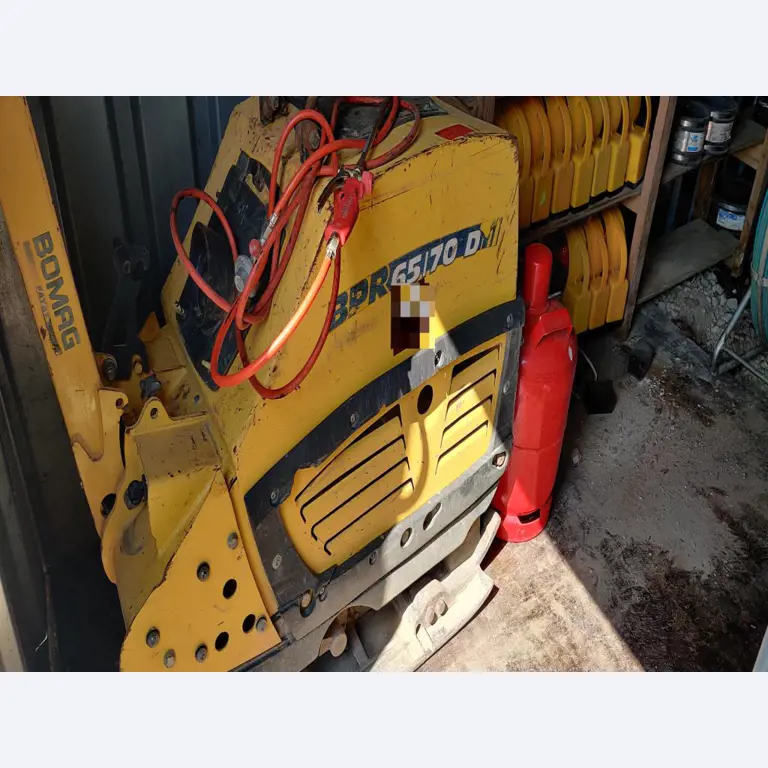 Moderne, goed onderhouden bouwvoertuigen en andere mechanische apparatuur uit de weg- en waterbouwsector-4