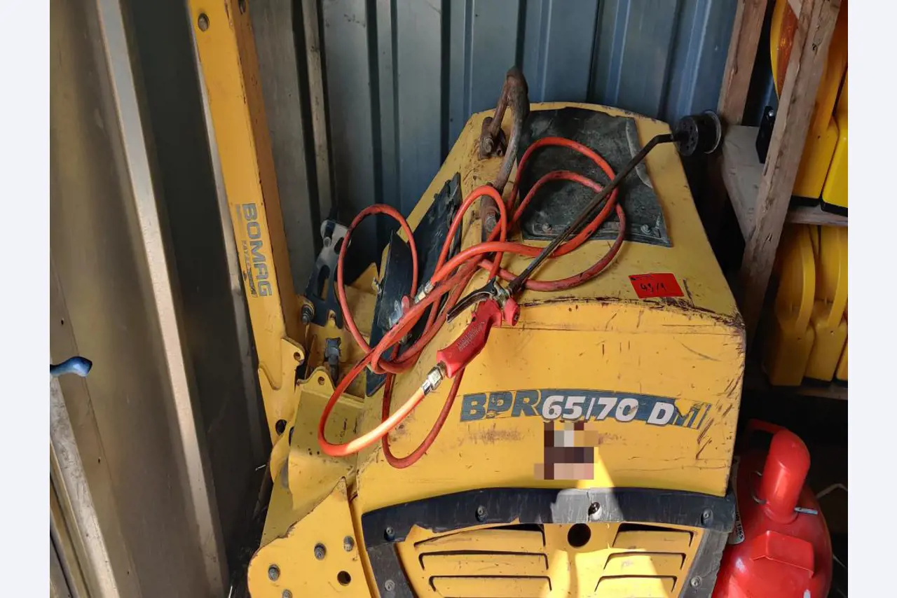 Moderne, goed onderhouden bouwvoertuigen en andere mechanische apparatuur uit de weg- en waterbouwsector-1