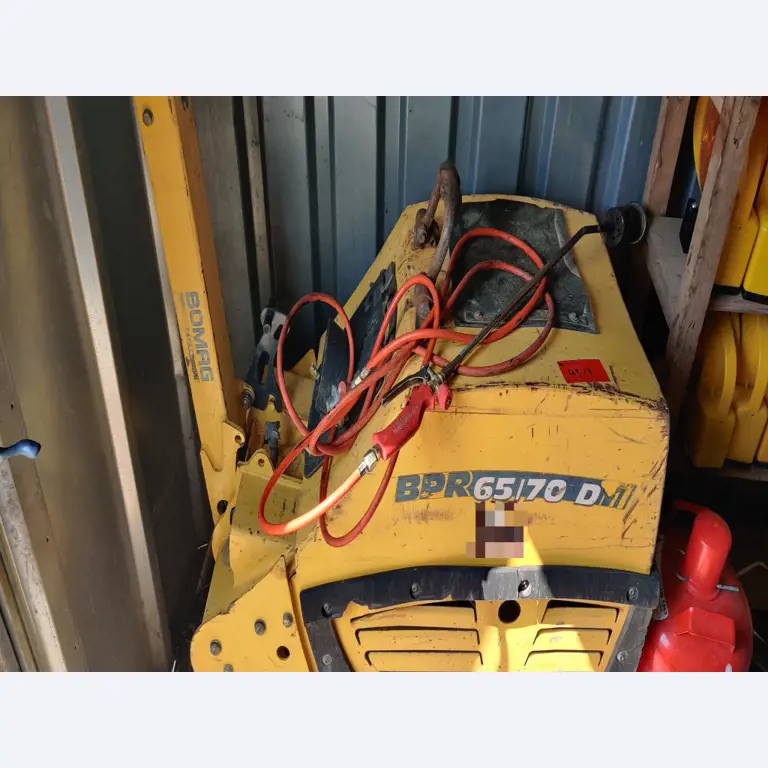 Moderne, goed onderhouden bouwvoertuigen en andere mechanische apparatuur uit de weg- en waterbouwsector-1