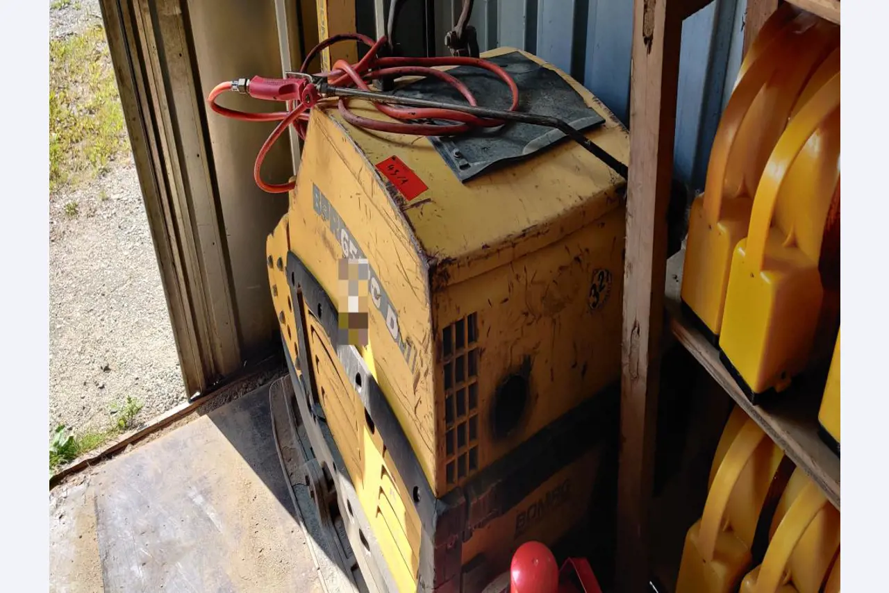 Moderne, goed onderhouden bouwvoertuigen en andere mechanische apparatuur uit de weg- en waterbouwsector-5