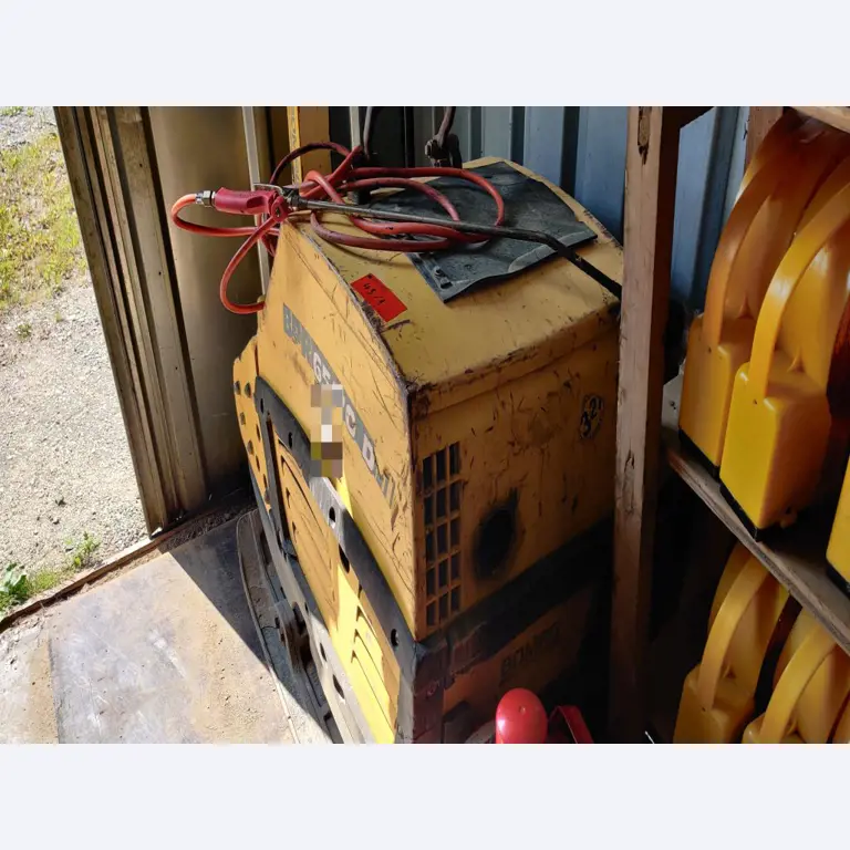 Moderne, goed onderhouden bouwvoertuigen en andere mechanische apparatuur uit de weg- en waterbouwsector-5