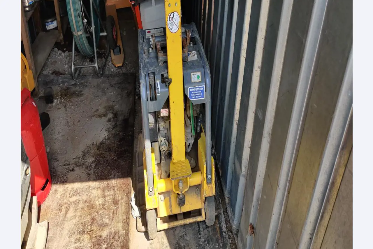 Vehículos de obra y construcción modernos y bien mantenidos y otros equipos mecánicos del sector de la ingeniería civil-1