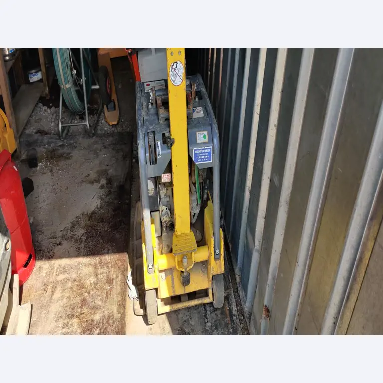 Vehículos de obra y construcción modernos y bien mantenidos y otros equipos mecánicos del sector de la ingeniería civil-1