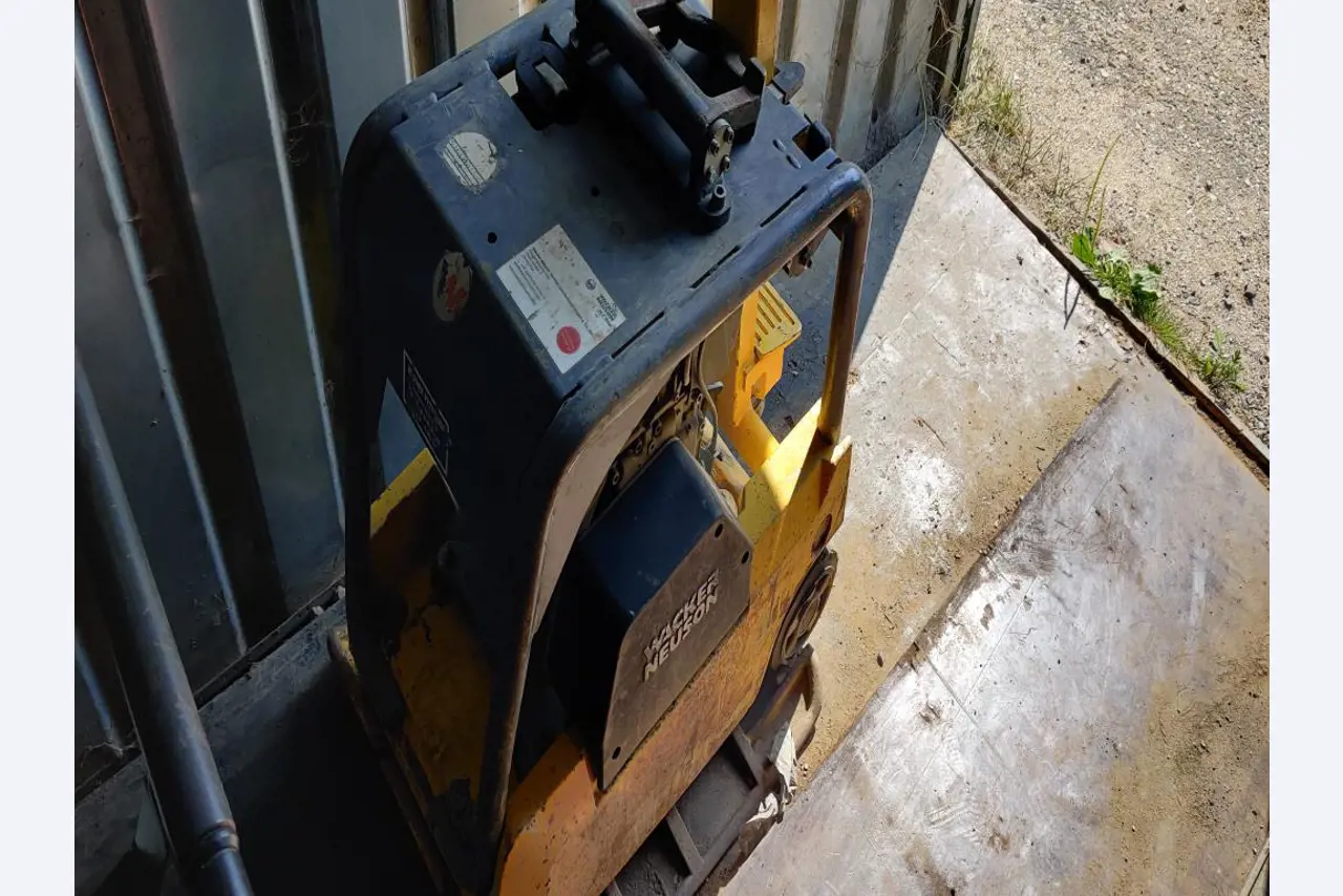 Vehículos de obra y construcción modernos y bien mantenidos y otros equipos mecánicos del sector de la ingeniería civil-2