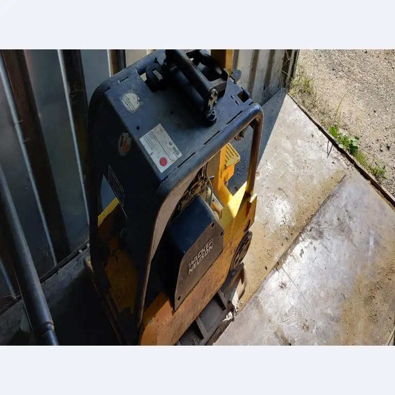 Vehículos de obra y construcción modernos y bien mantenidos y otros equipos mecánicos del sector de la ingeniería civil-2