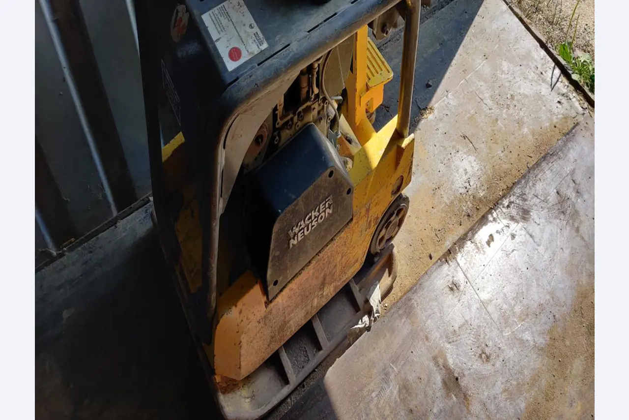 Vehículos de obra y construcción modernos y bien mantenidos y otros equipos mecánicos del sector de la ingeniería civil-3