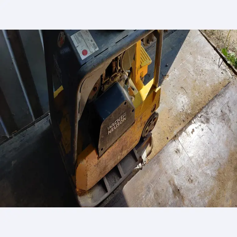 Vehículos de obra y construcción modernos y bien mantenidos y otros equipos mecánicos del sector de la ingeniería civil-3