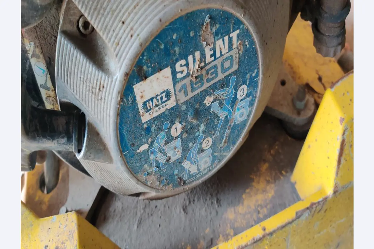 Vehículos de obra y construcción modernos y bien mantenidos y otros equipos mecánicos del sector de la ingeniería civil-4