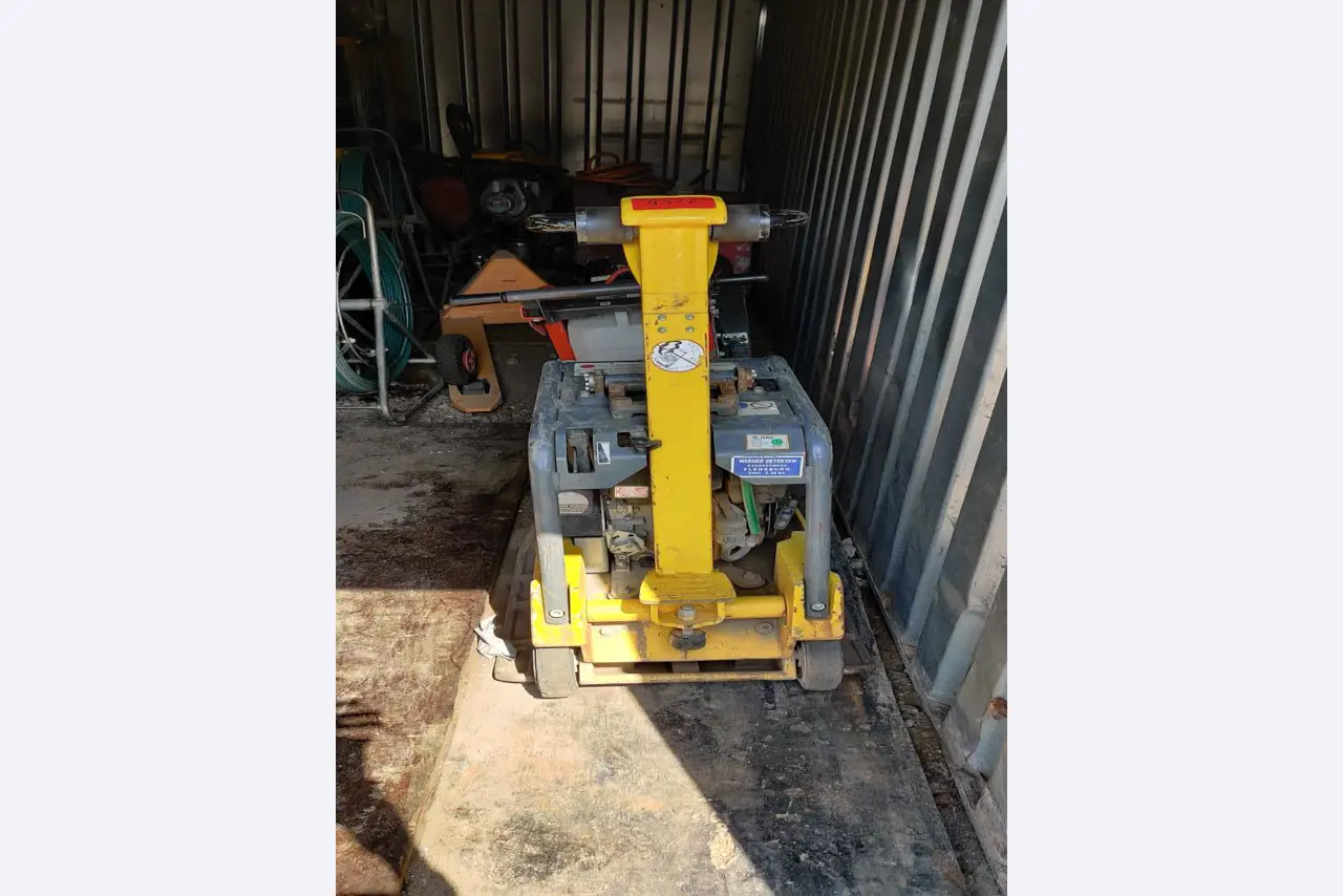 Vehículos de obra y construcción modernos y bien mantenidos y otros equipos mecánicos del sector de la ingeniería civil-5