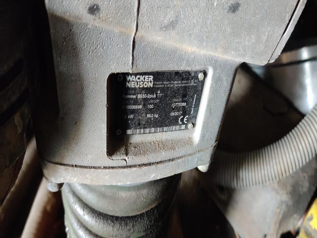 Sodobna, dobro vzdrževana gradbena vozila in vozila za gradbišča ter druga mehanska oprema iz sektorja gradbeništva.-3