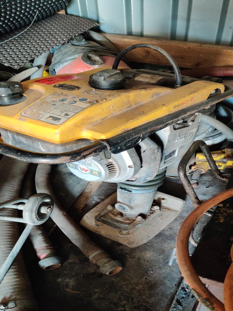 Sodobna, dobro vzdrževana gradbena vozila in vozila za gradbišča ter druga mehanska oprema iz sektorja gradbeništva.-1