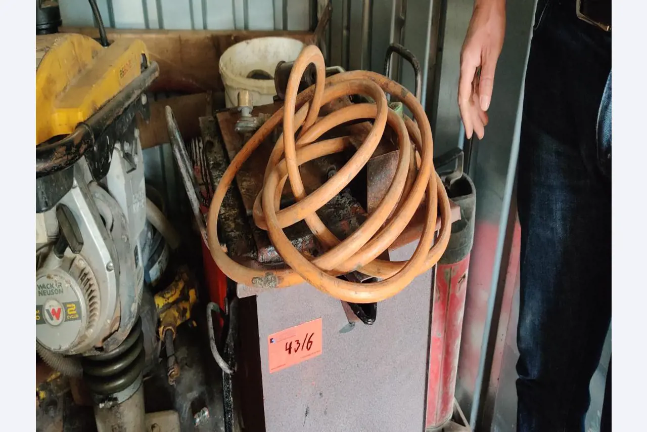 Sodobna, dobro vzdrževana gradbena vozila in vozila za gradbišča ter druga mehanska oprema iz sektorja gradbeništva.-1