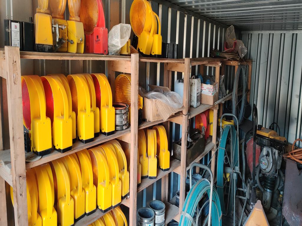 Moderní, dobře udržovaná stavební a staveništní vozidla a další strojní zařízení z oblasti stavebnictví.-1