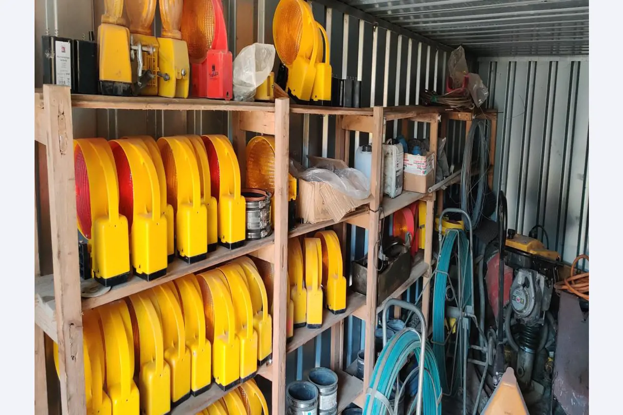 Moderne, goed onderhouden bouwvoertuigen en andere mechanische apparatuur uit de weg- en waterbouwsector-1