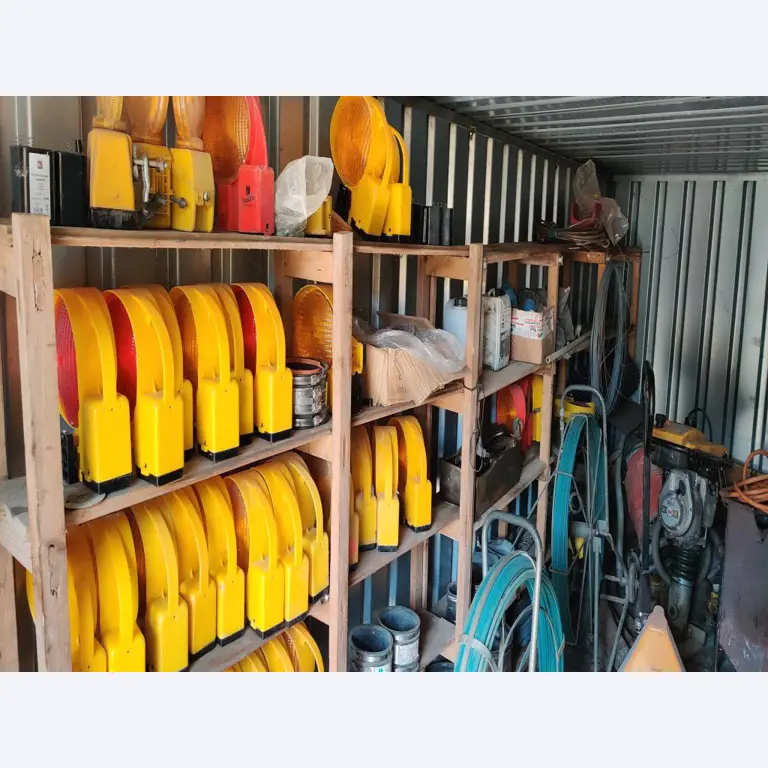 Moderne, goed onderhouden bouwvoertuigen en andere mechanische apparatuur uit de weg- en waterbouwsector-1