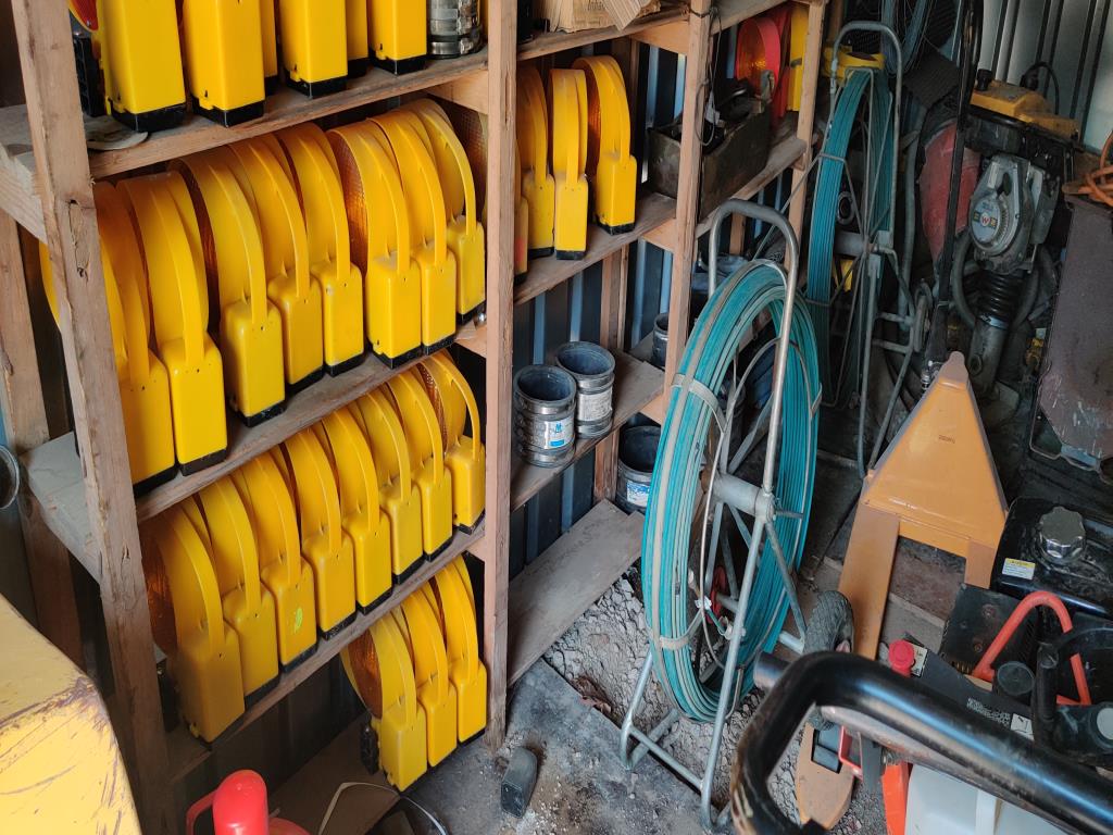 Moderní, dobře udržovaná stavební a staveništní vozidla a další strojní zařízení z oblasti stavebnictví.-2