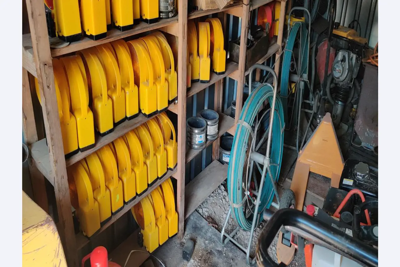 Moderne, goed onderhouden bouwvoertuigen en andere mechanische apparatuur uit de weg- en waterbouwsector-2