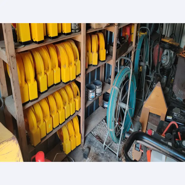 Moderne, goed onderhouden bouwvoertuigen en andere mechanische apparatuur uit de weg- en waterbouwsector-2