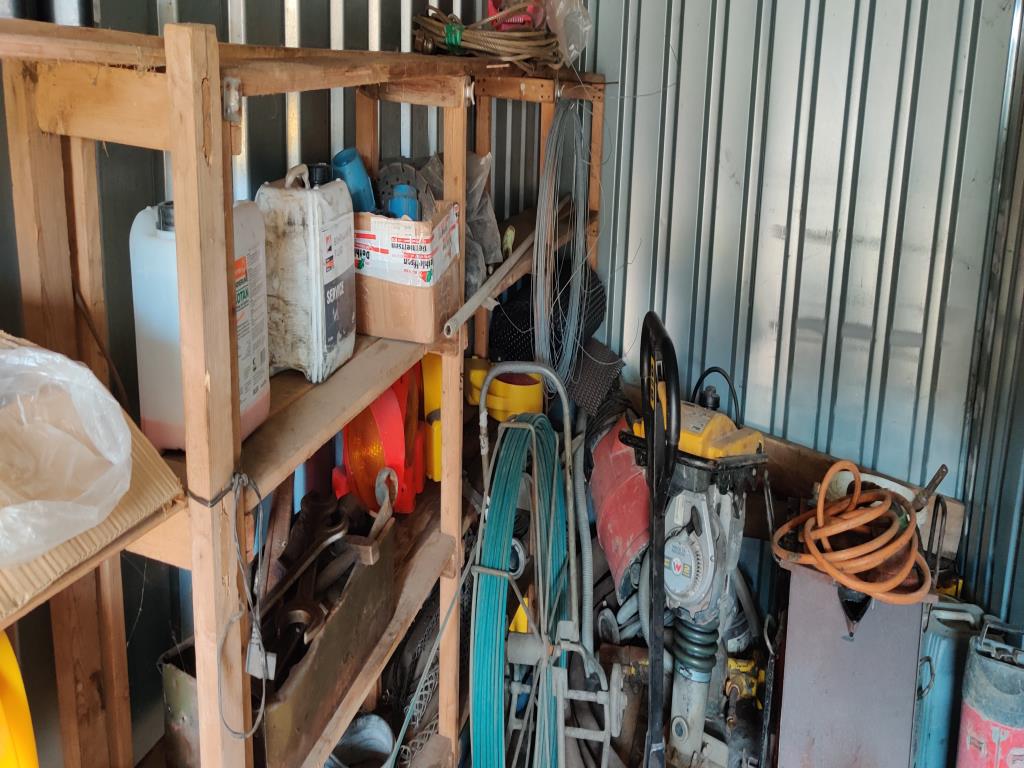 Moderní, dobře udržovaná stavební a staveništní vozidla a další strojní zařízení z oblasti stavebnictví.-3