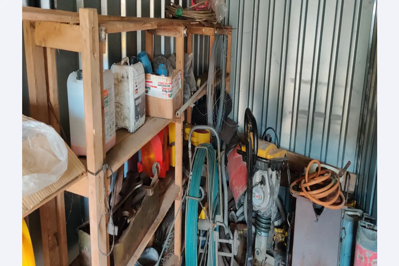 Moderne, goed onderhouden bouwvoertuigen en andere mechanische apparatuur uit de weg- en waterbouwsector-3