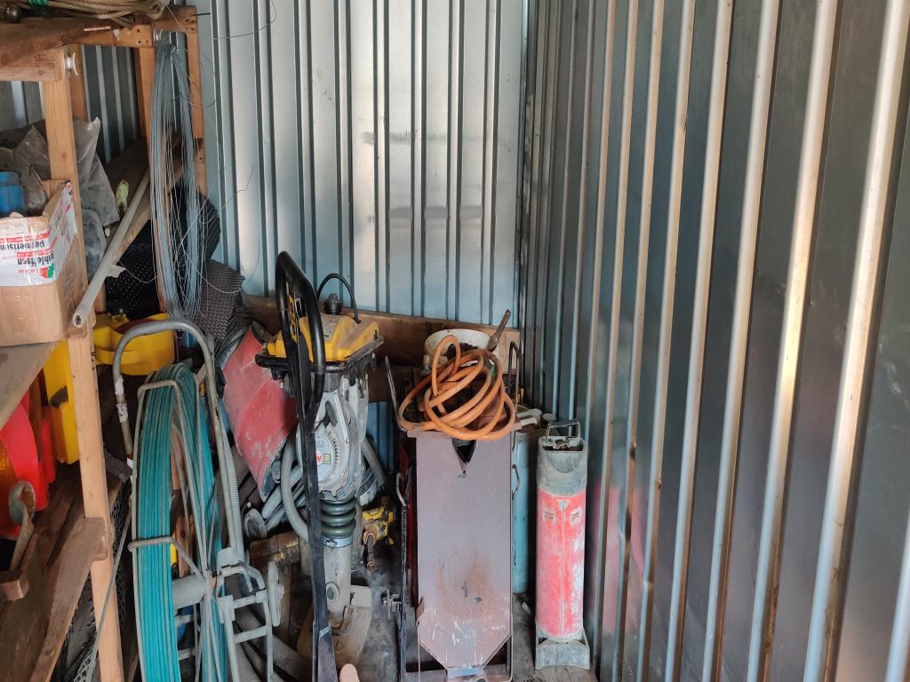 Moderní, dobře udržovaná stavební a staveništní vozidla a další strojní zařízení z oblasti stavebnictví.-4